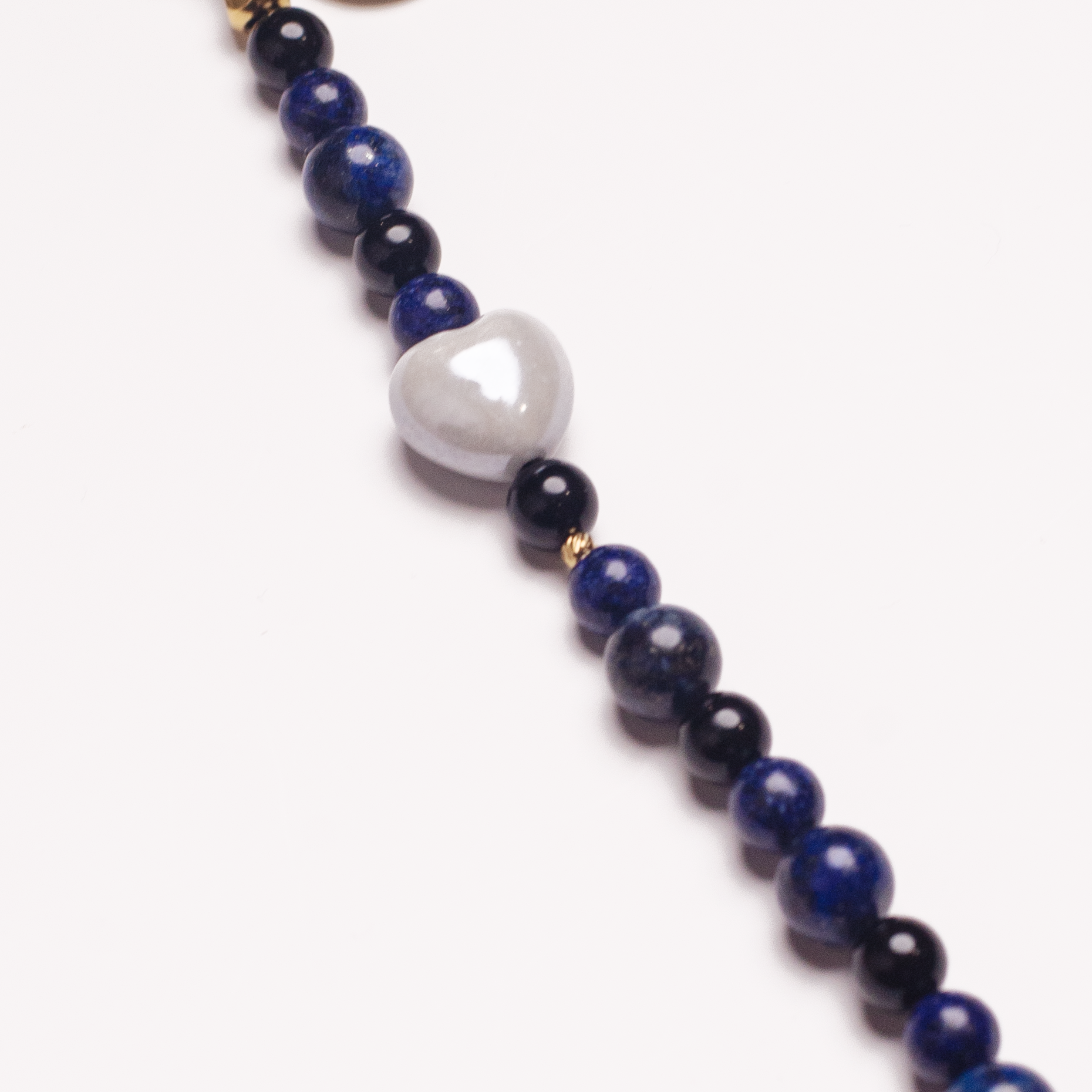 KARMEN NOTTE – Strap din pietre naturale pentru telefon 32cm