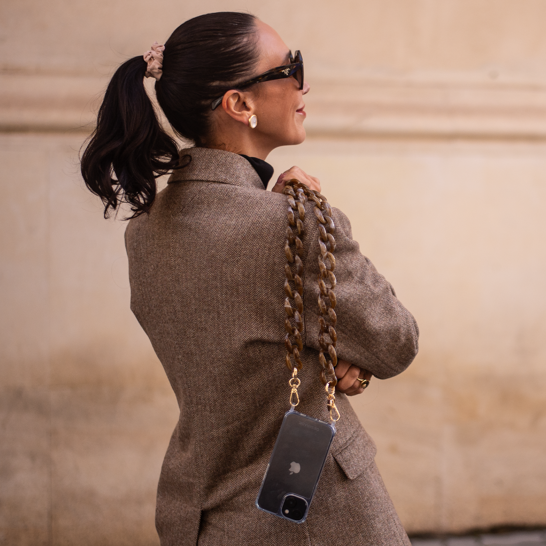 Chestnut Luxe – Crossbody Strap pentru telefon